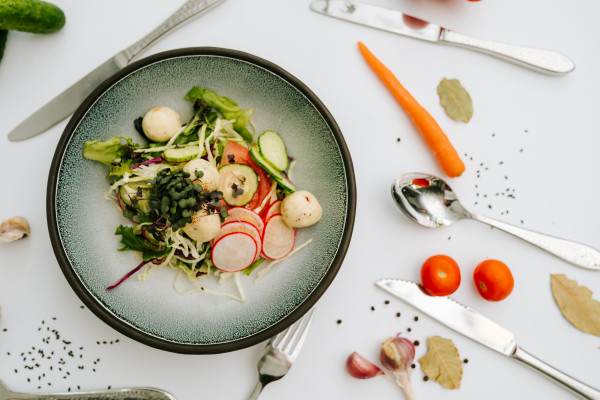 Mixed-leaf salad with smoked cheese