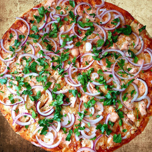 Salmon pizza 40cm (Salmon, onions, parsley)