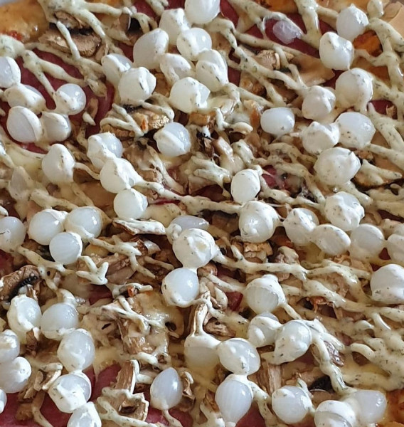 Sister pizza 40cm (Salami, small pickled onions, mushrooms)