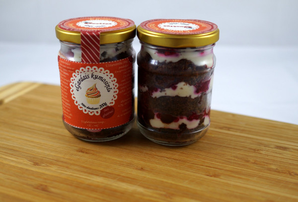 Cake in a jar "Delicious kumusoņš"