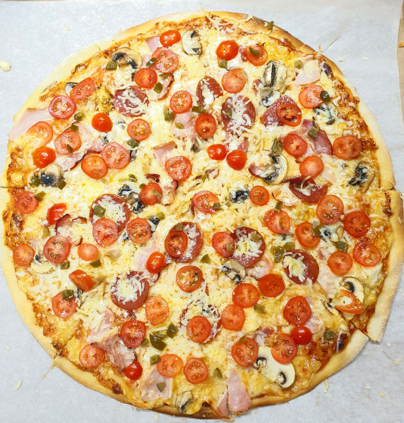 Hedgehog pizza 40cm (Ham, bacon, sausage, mushrooms, tomatoes, janapelo)