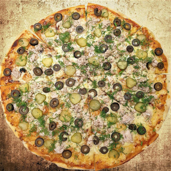 Tuna pizza 40cm (Tuna, pickles, olives, dill)