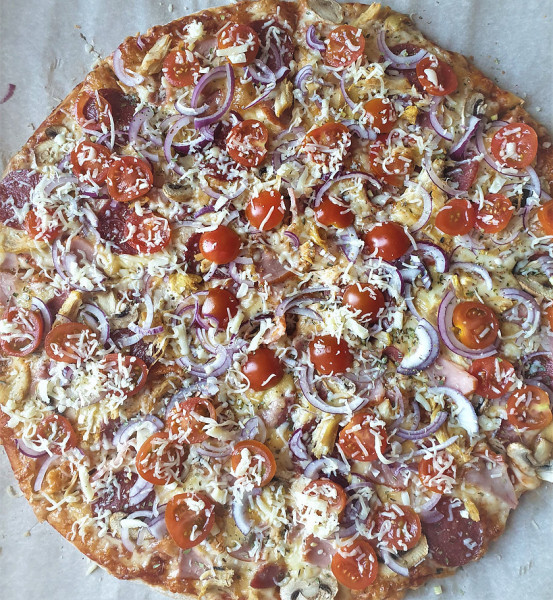 Munich pizza 40cm (Ham, bacon, chicken, salami, mushrooms, tomatoes, onions)
