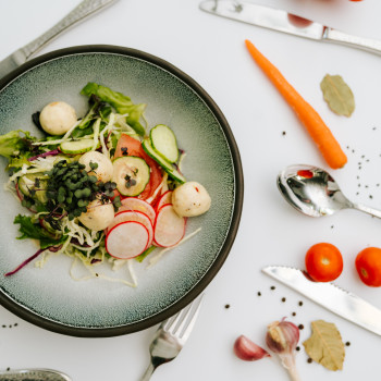 Mixed-leaf salad with smoked cheese