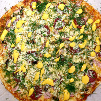 Sun pizza 40cm (Ham, mushrooms, sausage, dill, mango curry sauce)