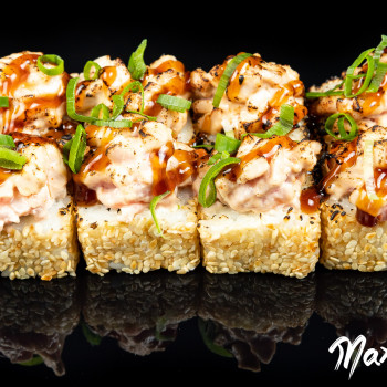 (605) TUNA HOT MAKI