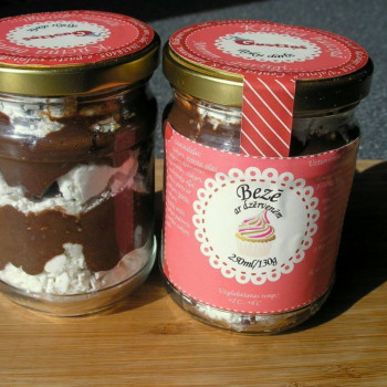 Cake in a jar "Meringue" with cranberries