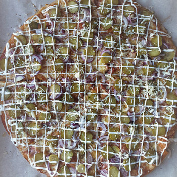Country pizza 40cm (Bacon, pickles, onions, white sauce)