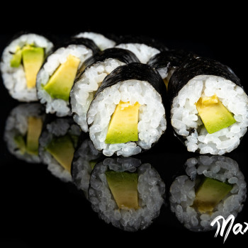 (010) AVOKADO MAKI